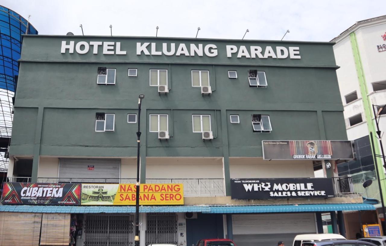 Room V At Kluang Parade Near Bus Stop Келуанг Екстериор снимка