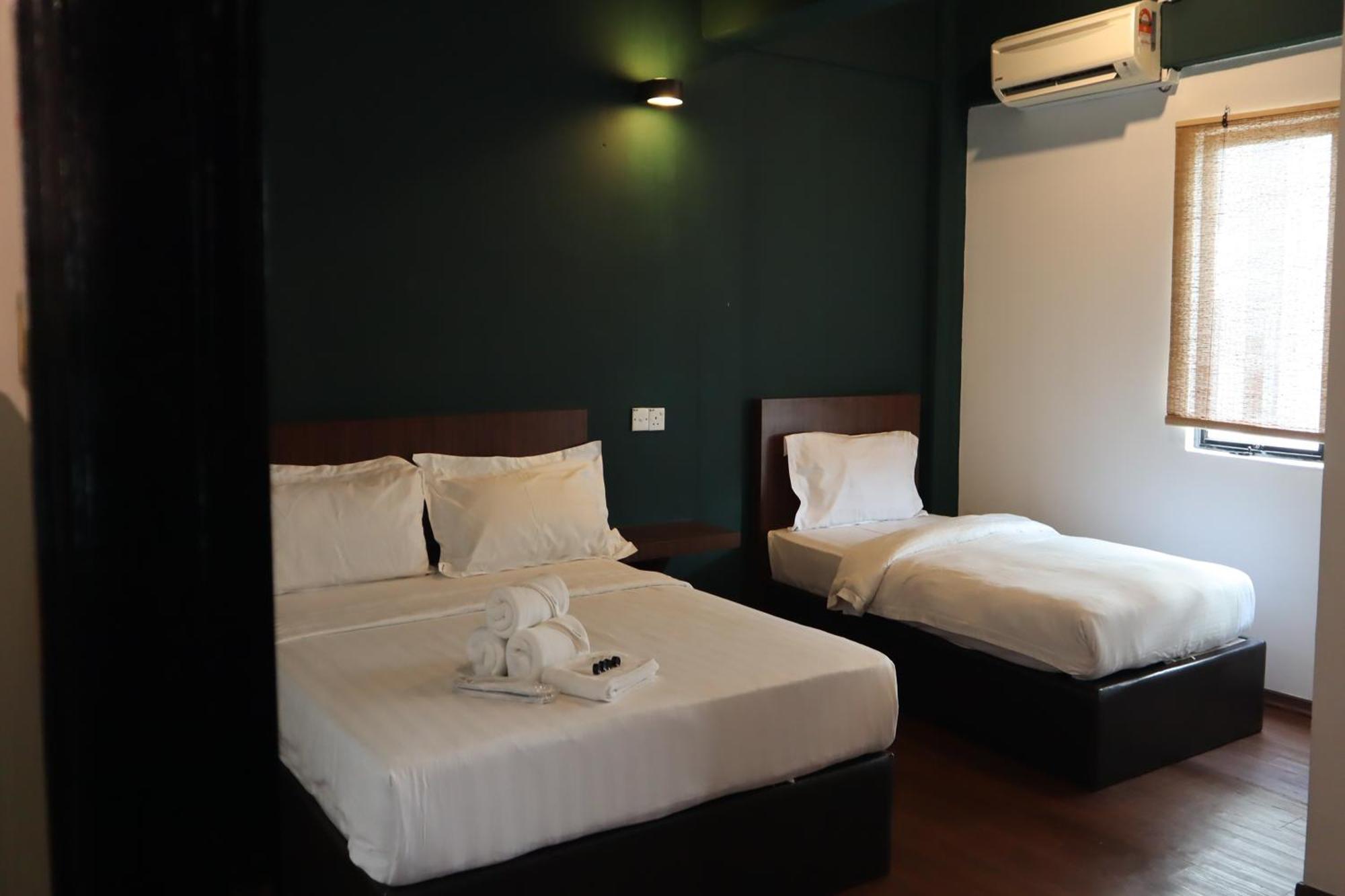 Room V At Kluang Parade Near Bus Stop Келуанг Екстериор снимка