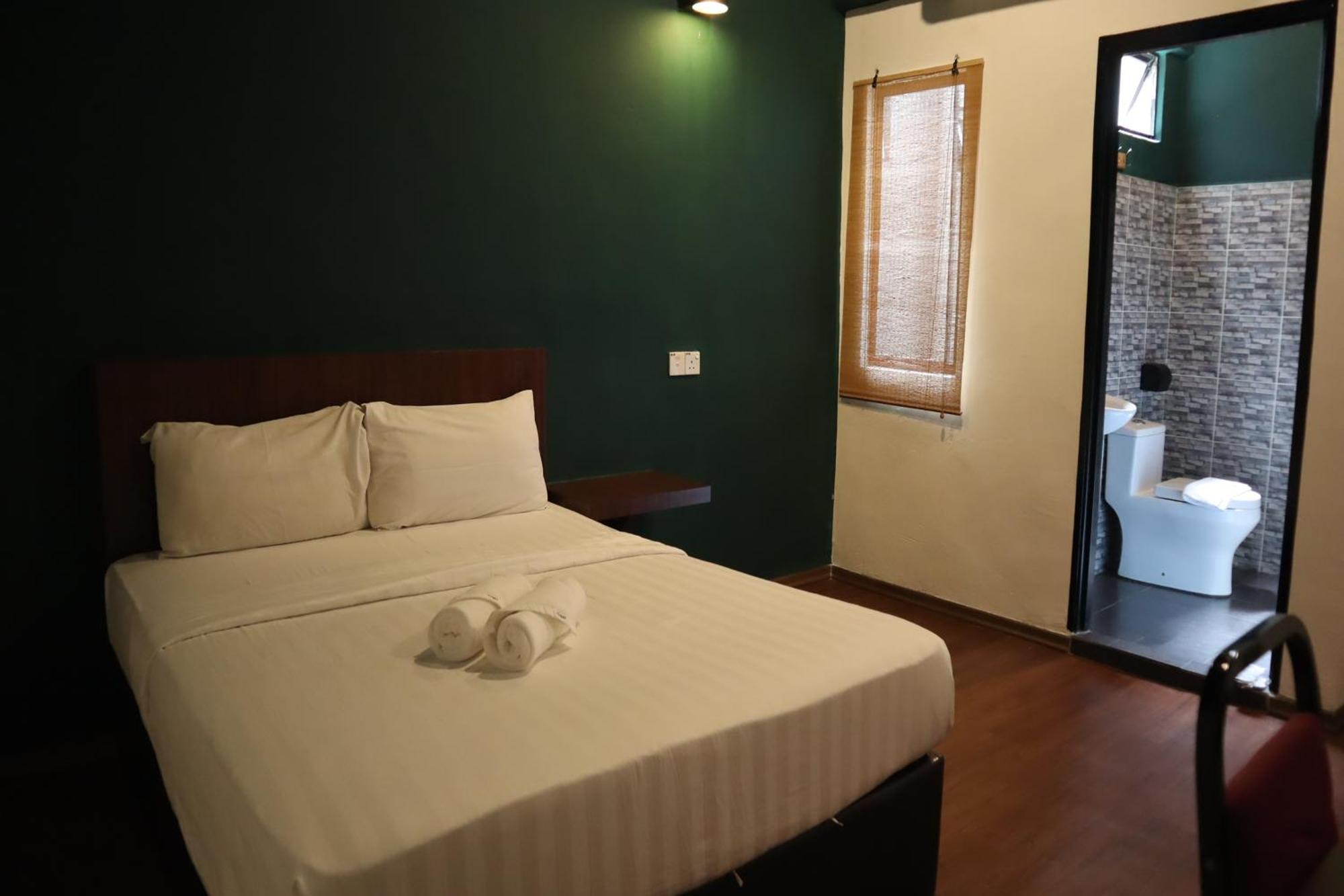 Room V At Kluang Parade Near Bus Stop Келуанг Екстериор снимка