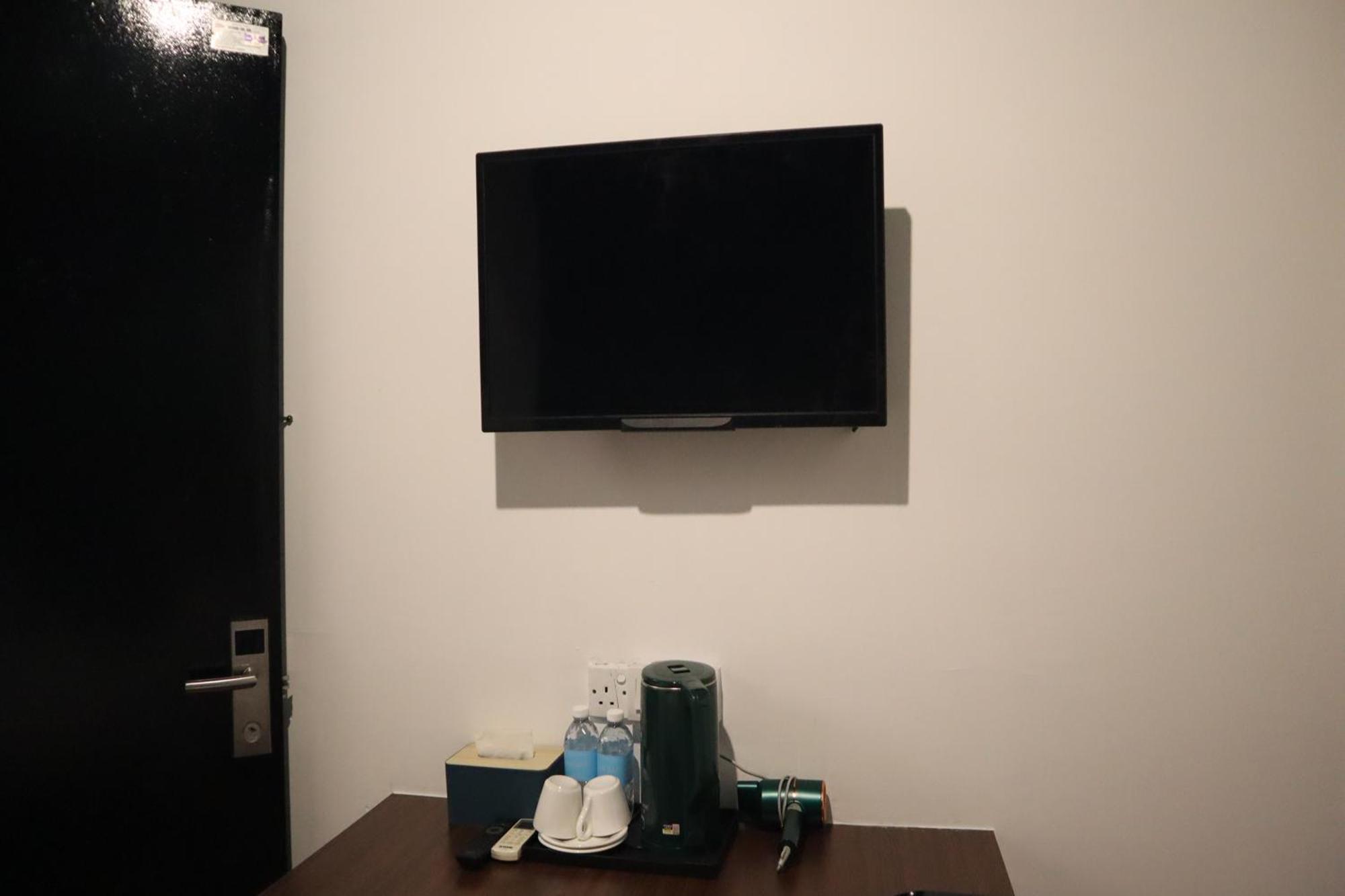 Room V At Kluang Parade Near Bus Stop Келуанг Екстериор снимка