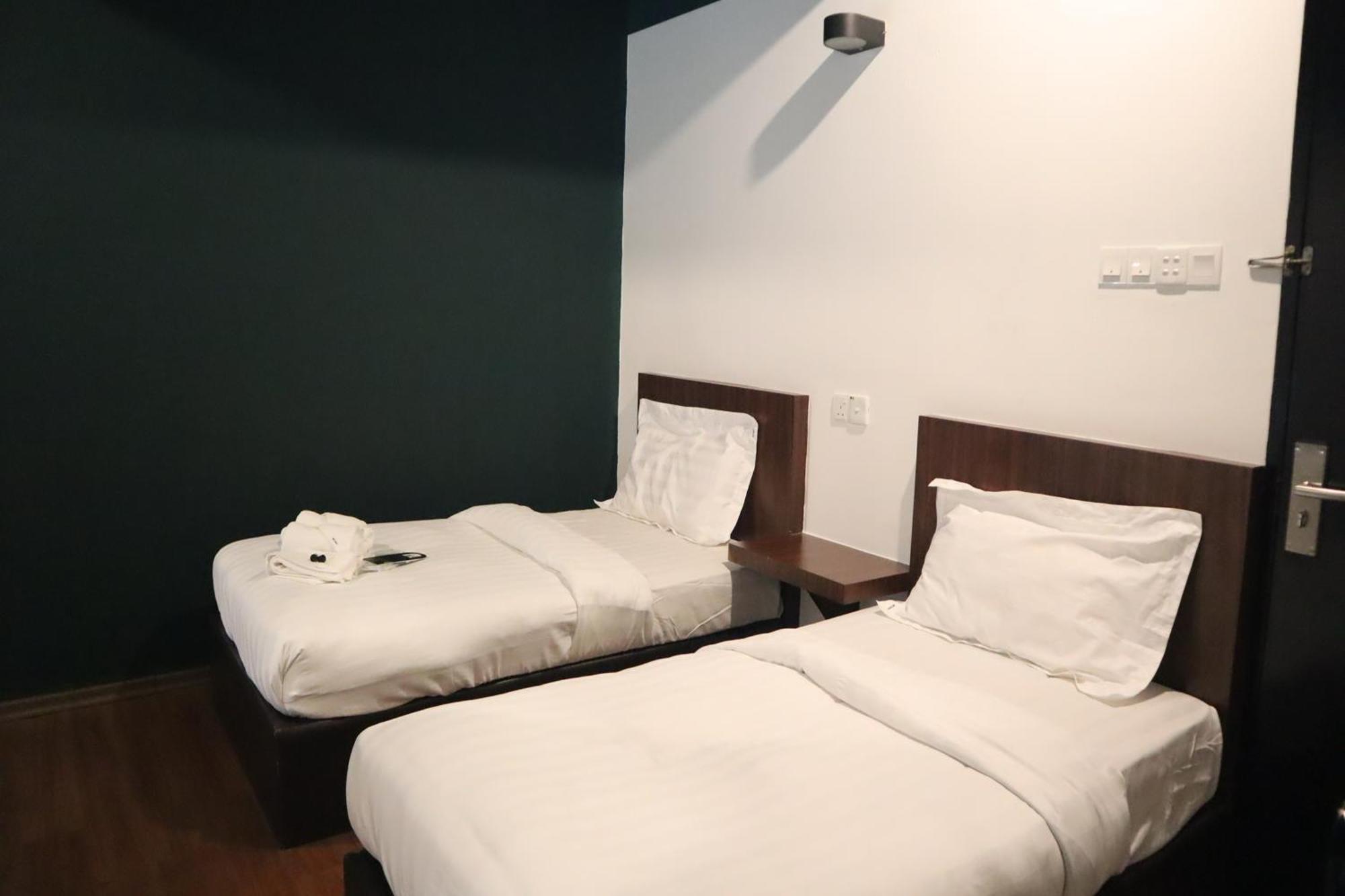 Room V At Kluang Parade Near Bus Stop Келуанг Екстериор снимка