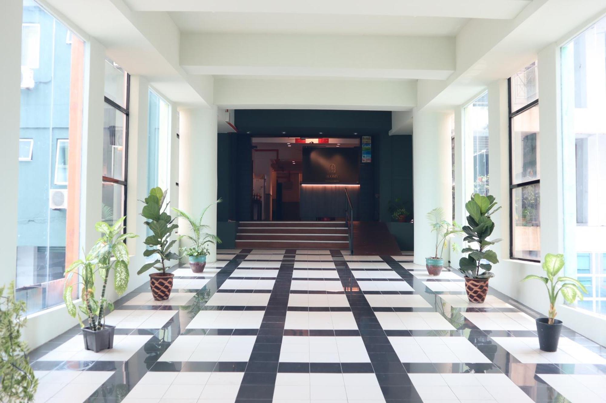 Room V At Kluang Parade Near Bus Stop Келуанг Екстериор снимка