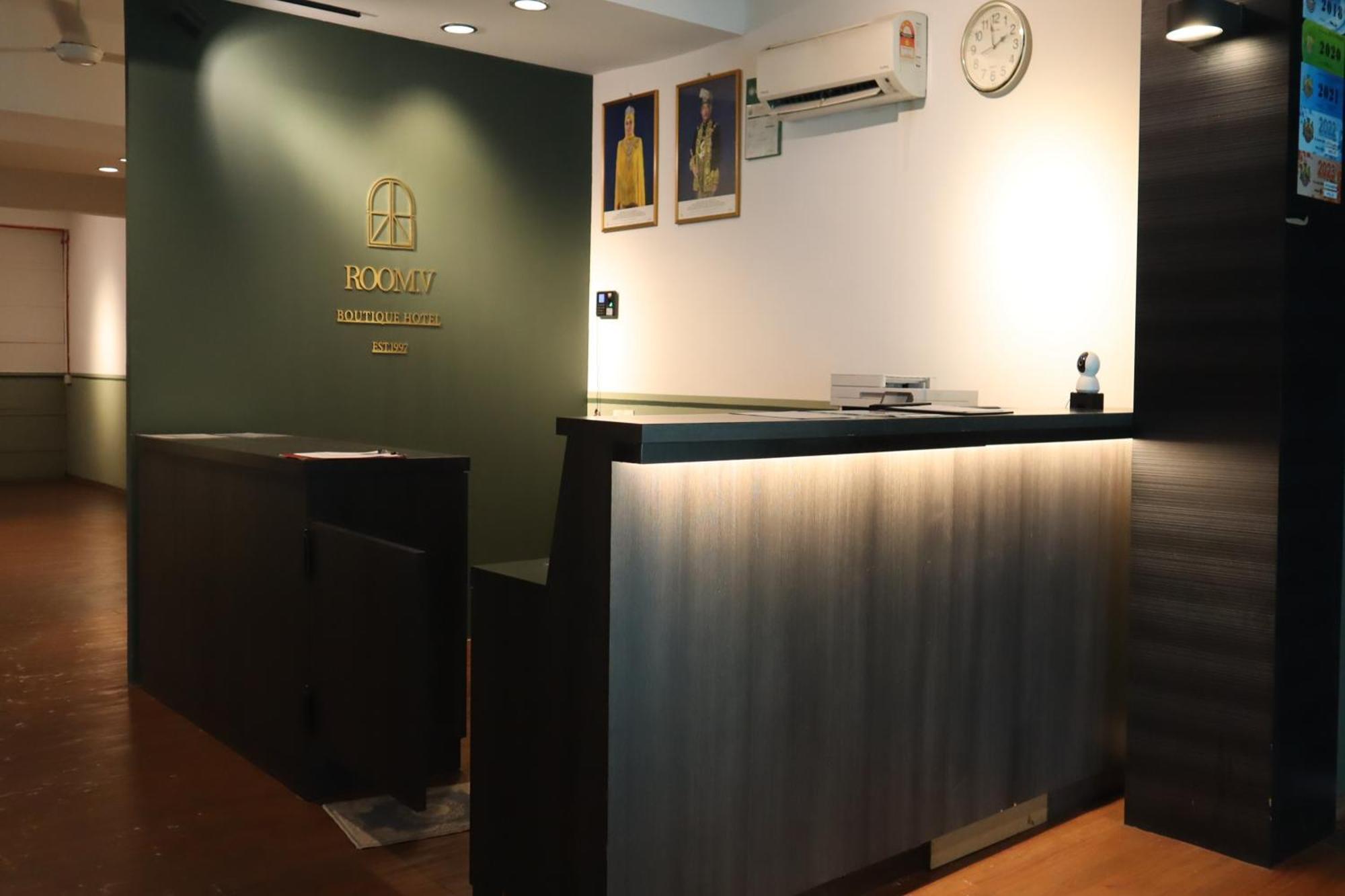Room V At Kluang Parade Near Bus Stop Келуанг Екстериор снимка