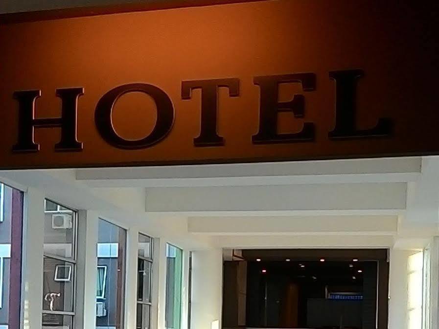 Room V At Kluang Parade Near Bus Stop Келуанг Екстериор снимка